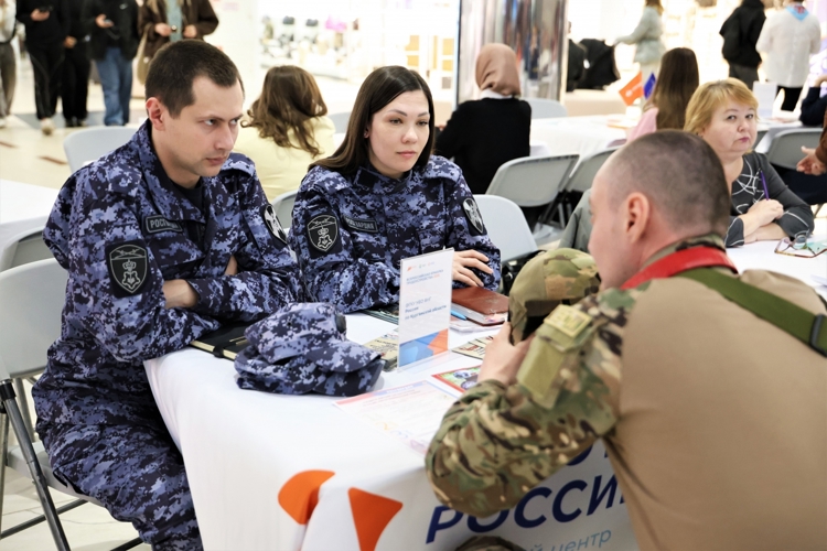В Зауралье росгвардейцы представили ведомство на областной ярмарке вакансий 