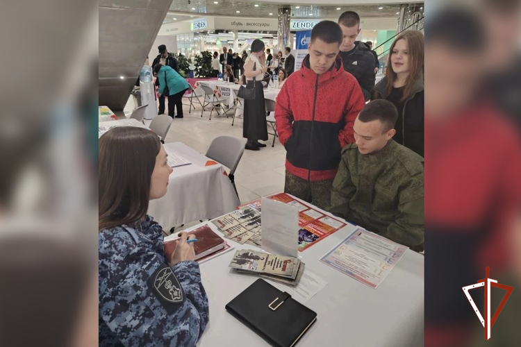 В Зауралье росгвардейцы представили ведомство на областной ярмарке вакансий 