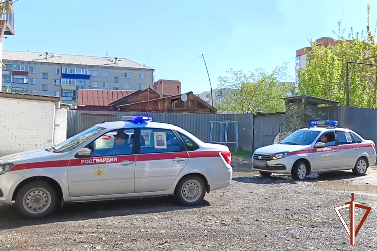 Патриотическую акцию «Бессмертный автополк» поддержали росгвардейцы в Катайске