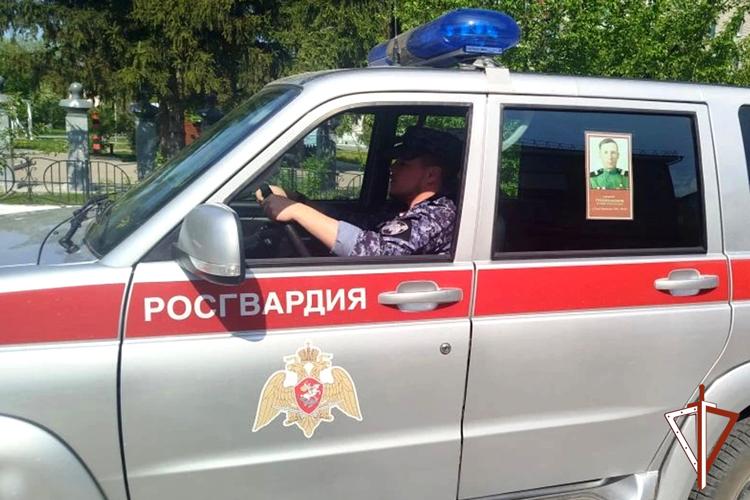 Патриотическую акцию «Бессмертный автополк» поддержали росгвардейцы в Катайске