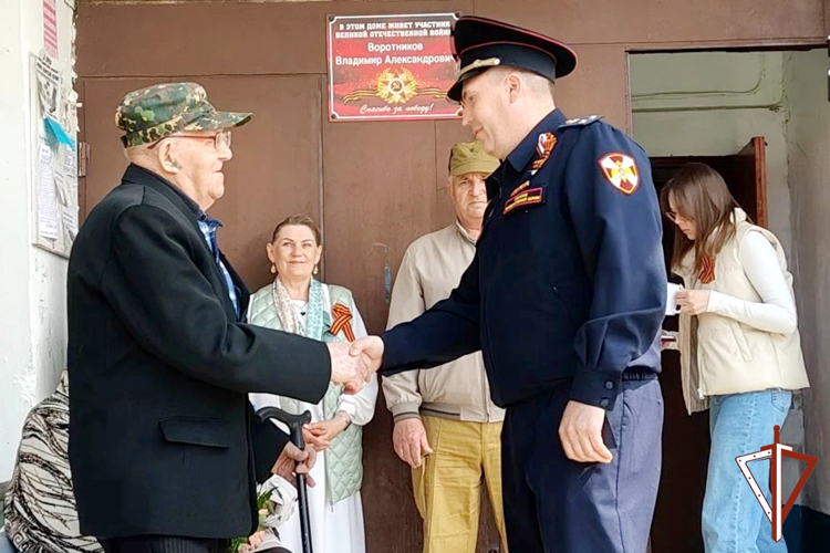 Ветерана Великой Отечественной войны чествовали росгвардейцы в Зауралье