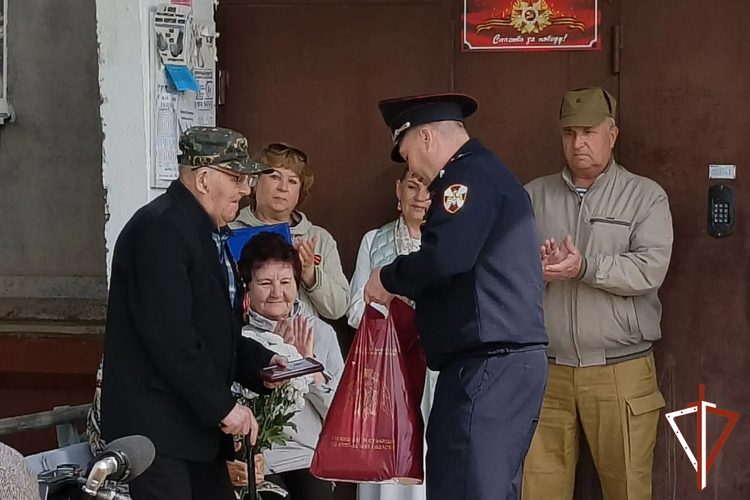 Ветерана Великой Отечественной войны чествовали росгвардейцы в Зауралье