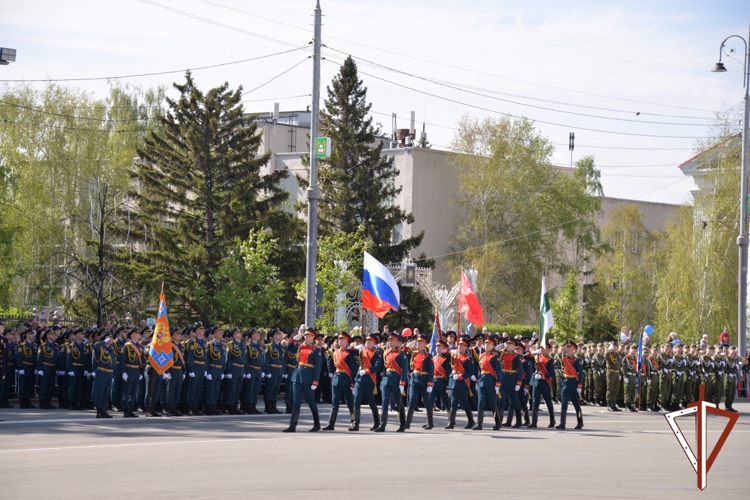Военнослужащие и сотрудники курганского управления Росгвардии приняли участие в торжествах в честь Дня Победы (видео)