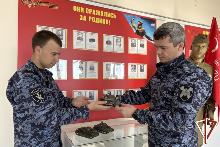В курганском управлении Росгвардии к Дню Победы организовали выставку моделей военной техники