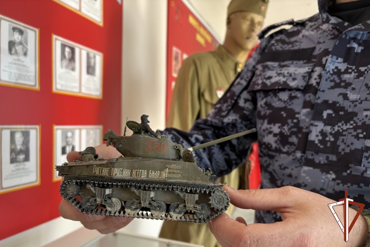 В курганском управлении Росгвардии к Дню Победы организовали выставку миниатюр военной техники