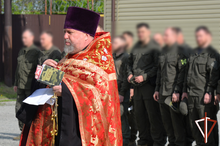 Курганский священник благословил росгвардейцев на ратную службу