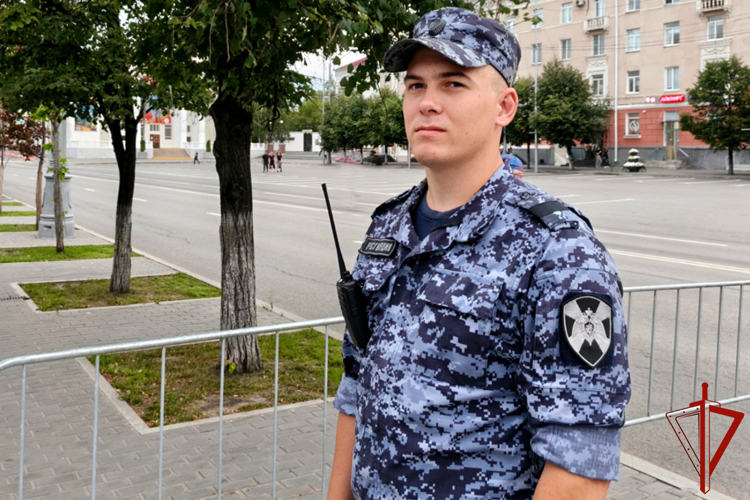Сотрудники Росгвардии обеспечили безопасность выпускных вечеров и Дня молодежи в Зауралье