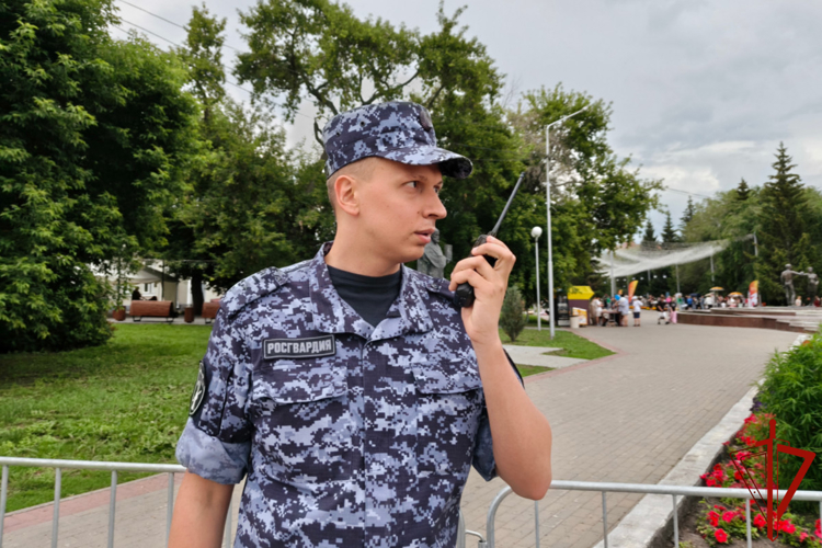 Сотрудники Росгвардии обеспечили безопасность празднования Дня молодежи в Зауралье