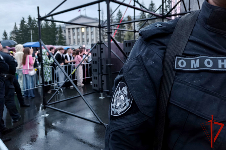 Сотрудники Росгвардии обеспечили безопасность выпускных вечеров и Дня молодежи в Зауралье