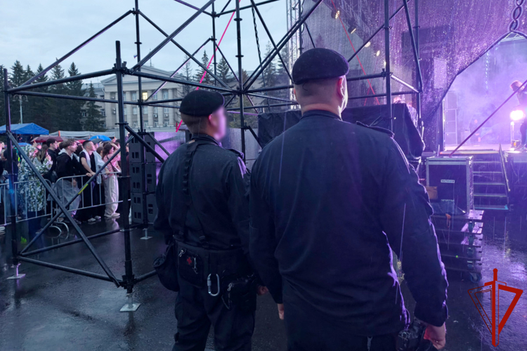 Сотрудники Росгвардии обеспечили безопасность выпускных вечеров и Дня молодежи в Зауралье
