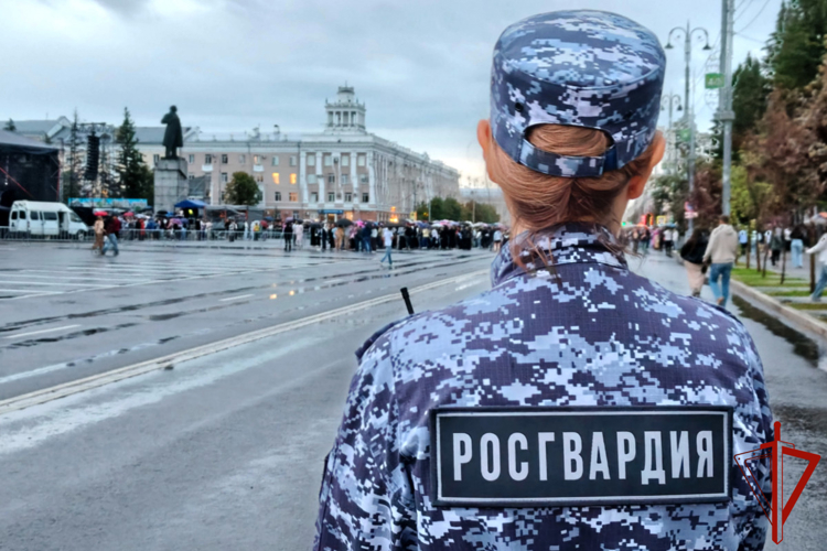 Сотрудники Росгвардии обеспечили безопасность выпускных вечеров и Дня молодежи в Зауралье