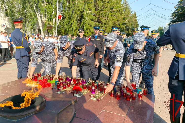 В Зауралье представители Росгвардии присоединились ко Всероссийской патриотической акции «Свеча памяти» 