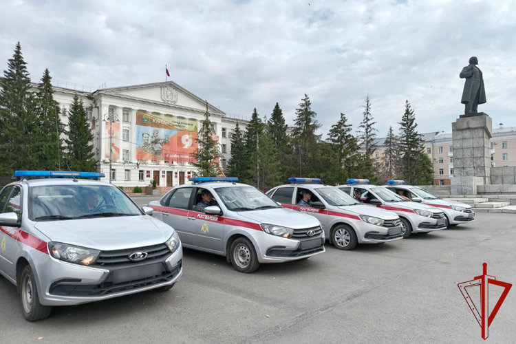 Акцию памяти Героя России Магомеда Нурбагандова провели сотрудники Росгвардии и МВД в Кургане (видео)
