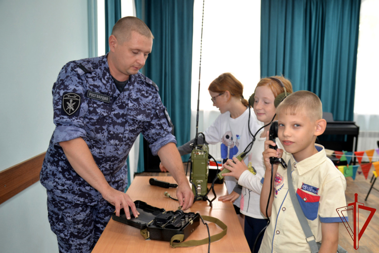 «Каникулы с Росгвардией» познакомили юных курганцев с профессией военного связиста
