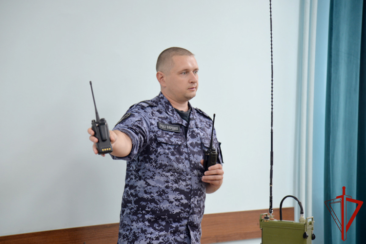 «Каникулы с Росгвардией» познакомили юных курганцев с профессией военного связиста