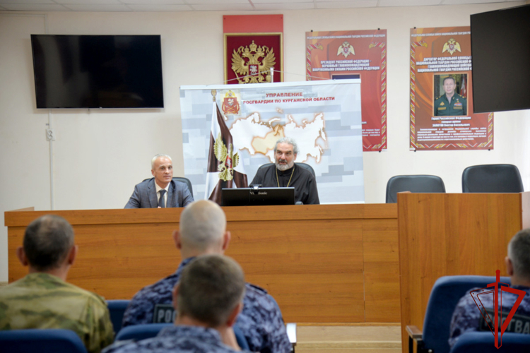 В Кургане росгвардейцы встретились со священником из Ишима