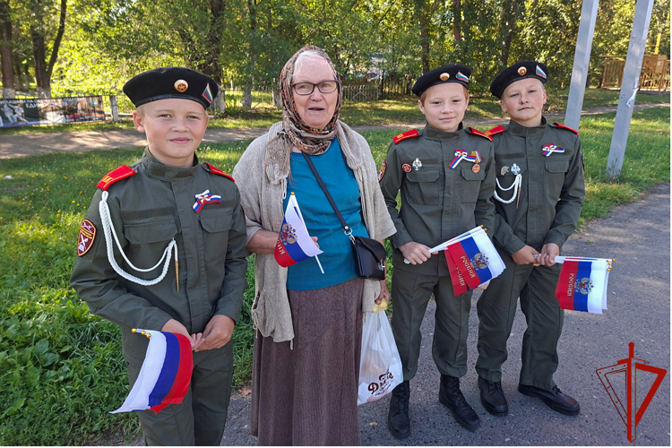 Росгвардейцы в Курганской области поддержали патриотическую акцию «С флагом на сердце»