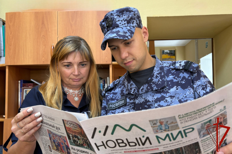 Журналисты Курганской области передали новую партию газет росгвардейцам в зону СВО