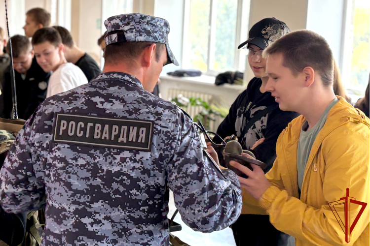 Росгвардейцы познакомили курганских школьников со службой в ведомстве