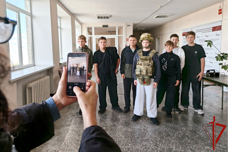 Росгвардейцы познакомили курганских школьников со службой в ведомстве