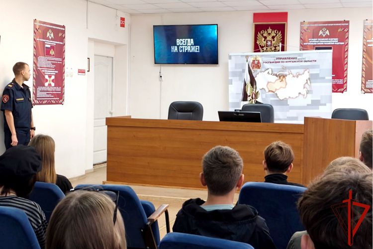 Росгвардейцы познакомили курганских школьников со службой в ведомстве