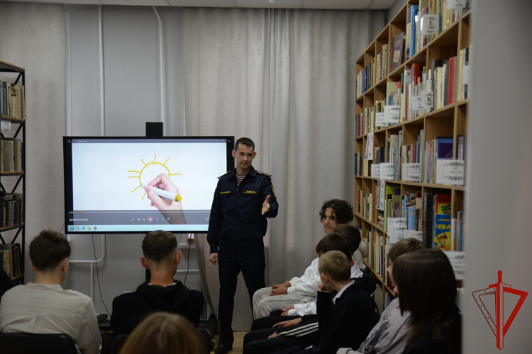 Офицер Росгвардии провел познавательную лекцию для школьников в одной из курганских библиотек