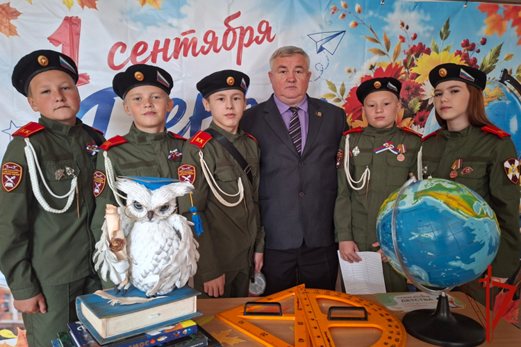Росгвардейцы поздравили зауральских школьников с началом учебного года