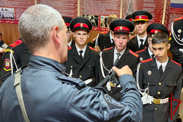 В Зауралье офицеры СОБР Росгвардии провели День открытых дверей для кадетов