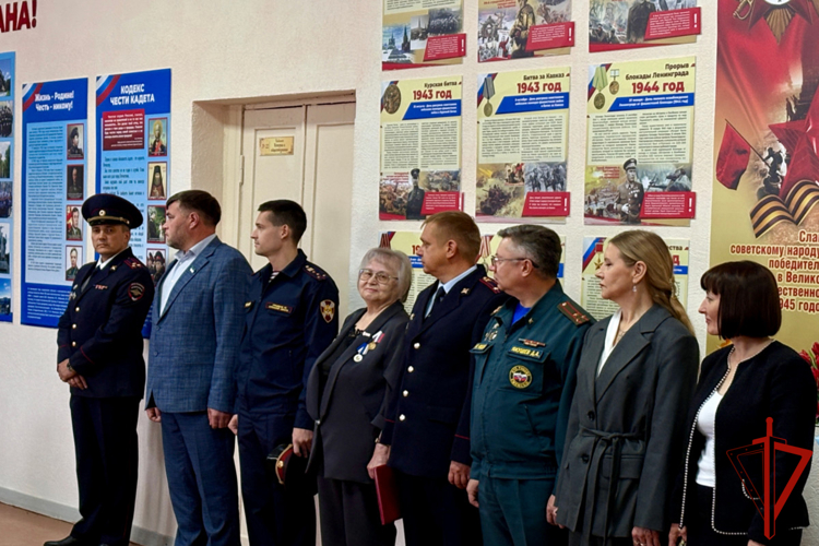 Росгвардейцы поздравили зауральских школьников с началом учебного года
