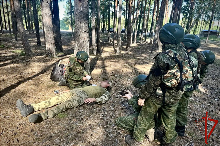 Сотрудники Росгвардии провели полевой выход совместно с Юнармией