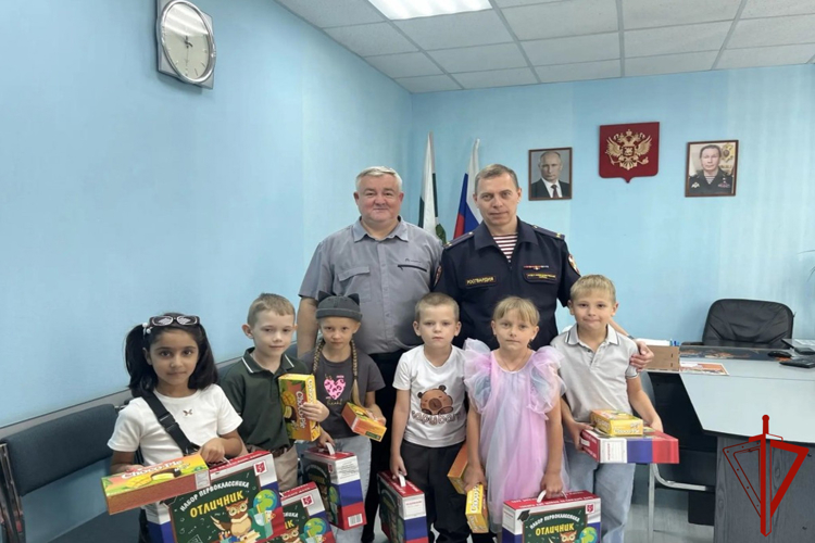 Росгвардейцы Зауралья поздравили первоклассников с Днем знаний